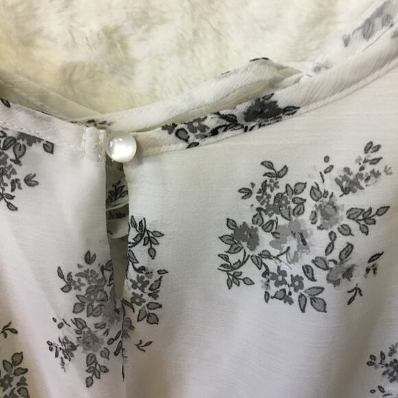 Trixxi White Flower Printed Romper - Picture 4 of 9